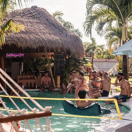 Clandestino Hostel Canggu エクステリア 写真