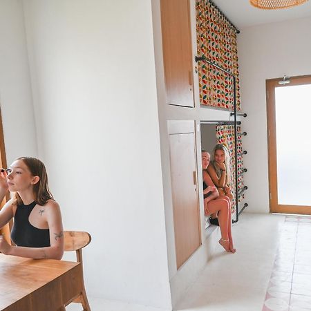 Clandestino Hostel Canggu エクステリア 写真