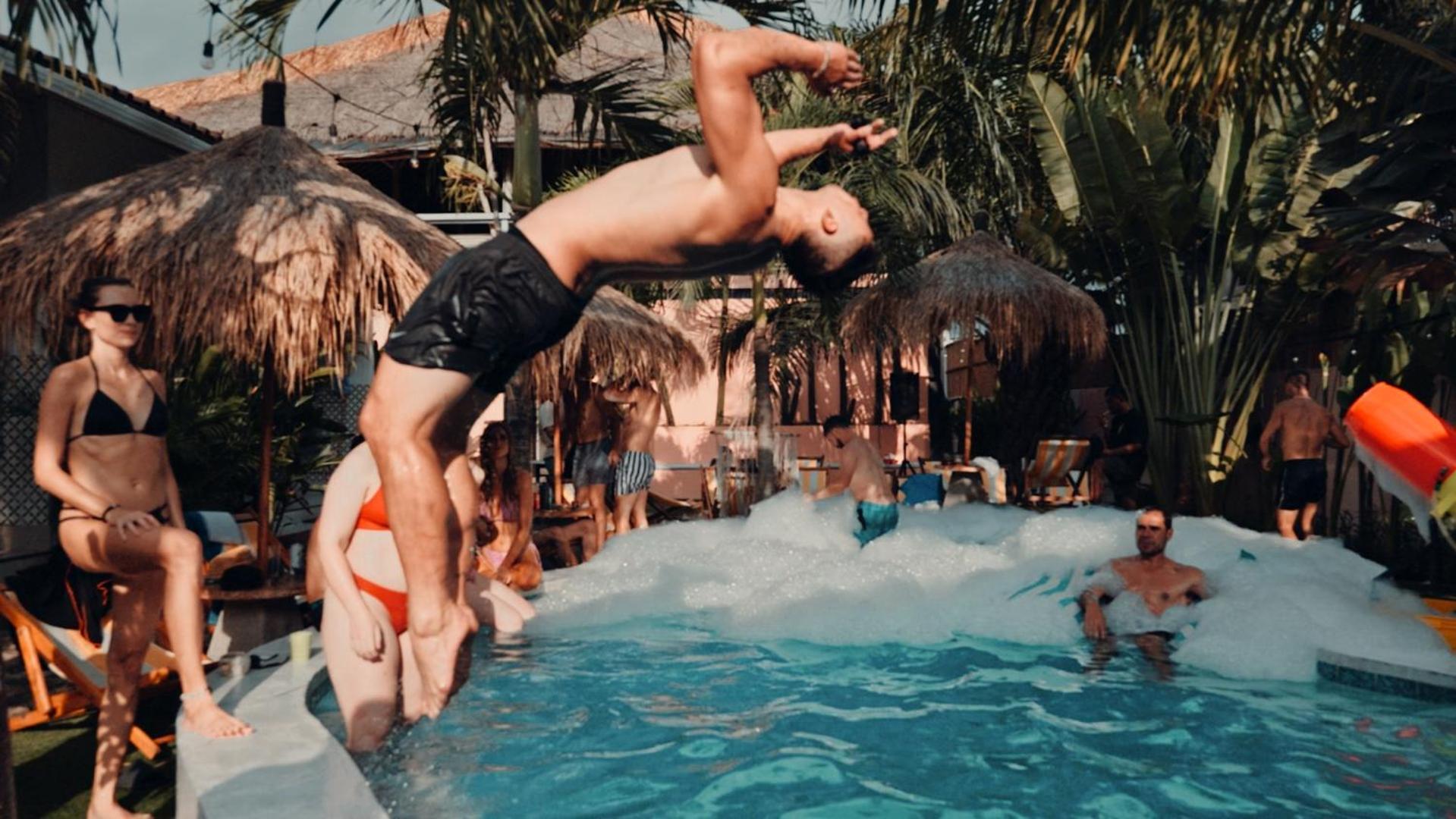 Clandestino Hostel Canggu エクステリア 写真